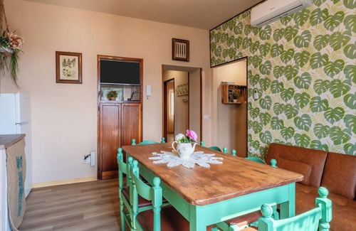 San Quirico House | Holiday Home 'Susy' with Mountain View, Wi-Fi and Air Conditioning