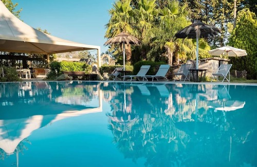 Aradeo House | Holiday Home 'Tenuta San Trifone' with Private Pool, Wi-Fi and Air Conditioning