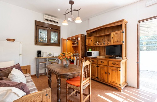 Malaga-Este House | Holiday Home 'The Gardener Cottage' with Mountain View, Wi-Fi and Air Conditioning