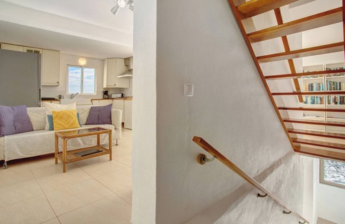 Jardim do Mar House | Holiday Home 'The Yellow House' with Sea View, Balcony and Wi-Fi