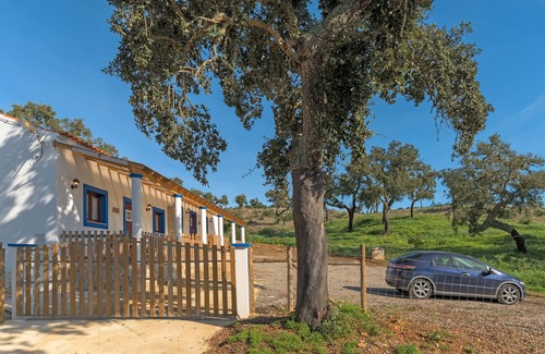 Sao Luis Apartment | Holiday Home 'Ti Vanda' with Mountain View, Wi-Fi and Air Conditioning