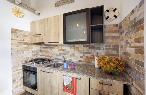 Pompeiana House | Holiday Home 'Timo' with Sea View, Shared Pool & A/C