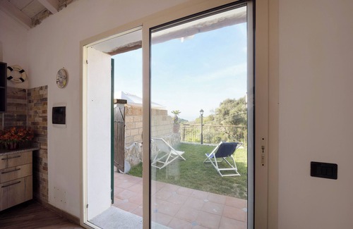 Pompeiana House | Holiday Home 'Timo' with Sea View, Shared Pool & A/C