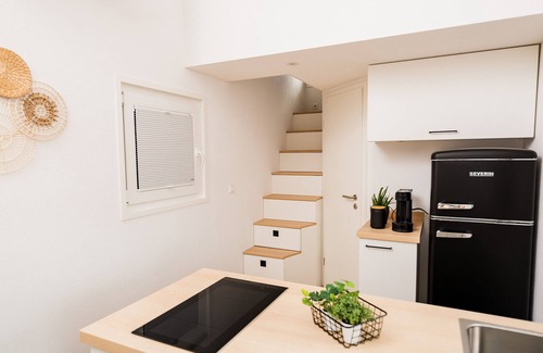 Laichingen House | Holiday Home 'Tiny House Raum Käpsele' with Private Terrace, Wi-Fi and Air Conditioning