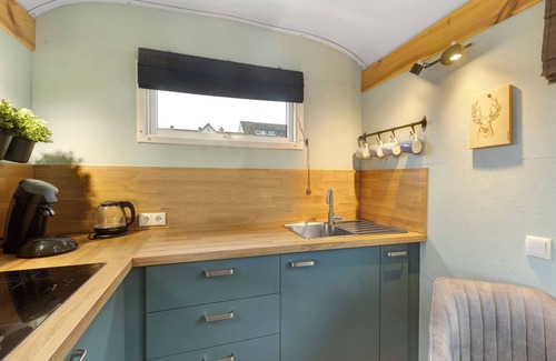 Lohfelden House | Holiday Home 'Tiny House' with Private Terrace, Wi-Fi and Air Conditioning