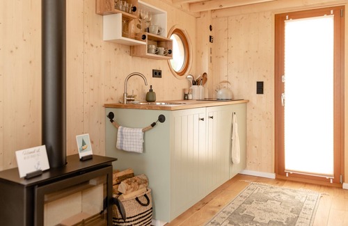 Neuland House | Holiday Home 'Tolles Hausboot Irene Mit Kamin' with Sea View, Private Terrace and Wi-Fi
