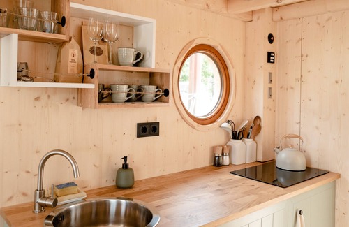 Neuland House | Holiday Home 'Tolles Hausboot Irene Mit Kamin' with Sea View, Private Terrace and Wi-Fi