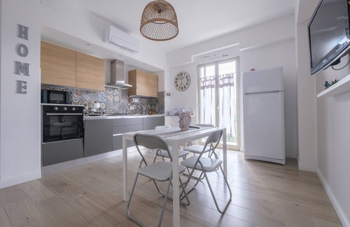 Torre di Faro House | Holiday Home 'Tra Mare e Lago' with Private Terrace, Wi-Fi and A/C