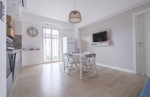 Torre di Faro House | Holiday Home 'Tra Mare e Lago' with Private Terrace, Wi-Fi and A/C