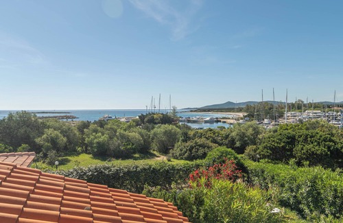 Porto Ottiolu House | Holiday Home 'Tulipano' with Sea View and Shared Terrace