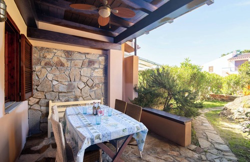 Porto Ottiolu House | Holiday Home 'Tulipano' with Sea View and Shared Terrace