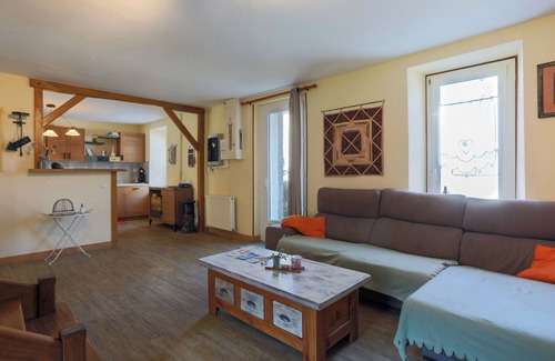 Le Merzer House | Holiday Home 'Ty Carolie' with Private Terrace, Private Garden and Wi-Fi