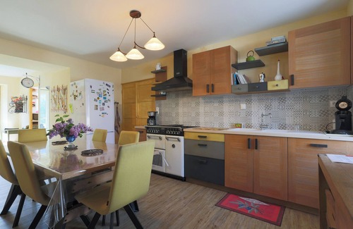 Le Merzer House | Holiday Home 'Ty Carolie' with Private Terrace, Private Garden and Wi-Fi