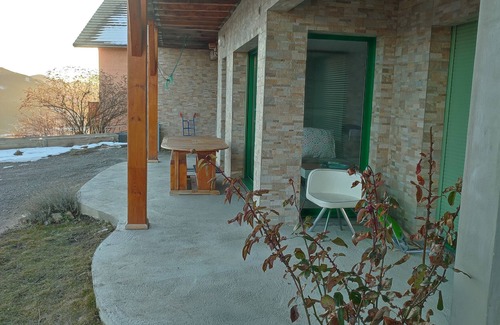 Puy-Sanieres House | Holiday Home 'Un Coin De Paradis À Puy Sanières' with Lake View, Private Terrace and Wi-Fi