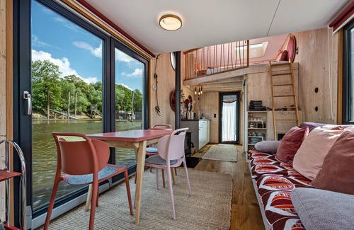 Neuland House | Holiday Home 'Urlaub Tiny Hausboot Tystnaden' with Private Terrace and Wi-Fi