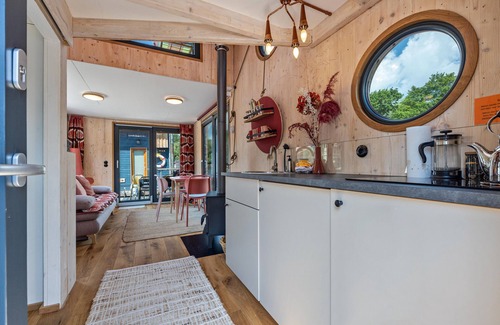 Neuland House | Holiday Home 'Urlaub Tiny Hausboot Tystnaden' with Private Terrace and Wi-Fi