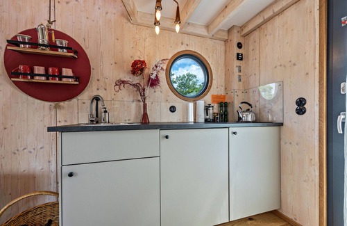 Neuland House | Holiday Home 'Urlaub Tiny Hausboot Tystnaden' with Private Terrace and Wi-Fi