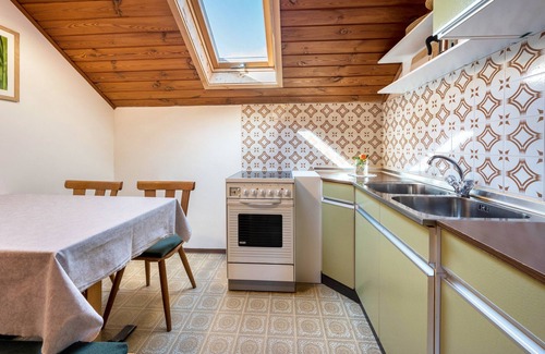 Casola House | Holiday Home 'Urthalerhof Historic' with Mountain View, Shared Garden and Wi-Fi