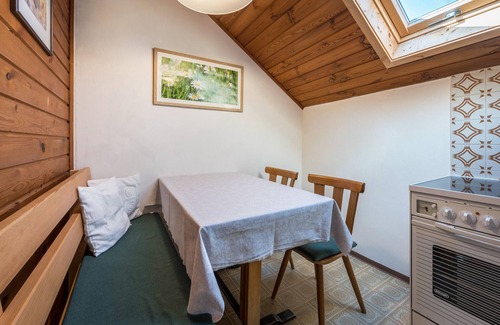 Casola House | Holiday Home 'Urthalerhof Historic' with Mountain View, Shared Garden and Wi-Fi