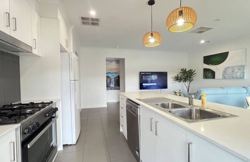 Officer House | Holiday Home VIC Officer 5BR WiFi Parking