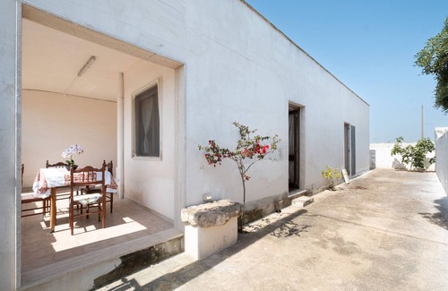 Padula Fede House | Holiday Home 'Villa Respiro Azzurro' with Private Garden and Air Conditioning