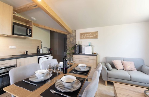 Pradons House | Holiday Home 'Villa Chardonnay' with Private Terrace, Wi-Fi and Air Conditioning
