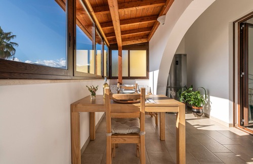 Torre degli Ulivi House | Holiday Home 'Villa Eleonora Residence App To 2' with Shared Pool, Wi-Fi