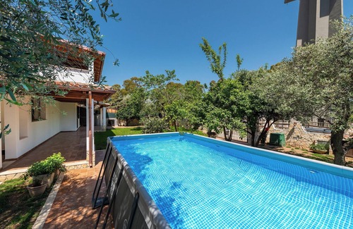 Torre degli Ulivi House | Holiday Home 'Villa Eleonora Residence App To 2' with Shared Pool, Wi-Fi