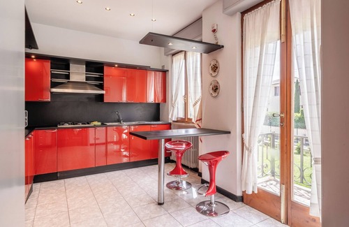 Altopascio House | Holiday Home 'Villa Irini' with Private Garden, Wi-Fi and Air Conditioning
