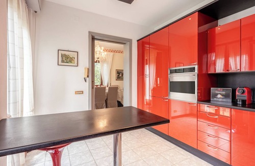 Altopascio House | Holiday Home 'Villa Irini' with Private Garden, Wi-Fi and Air Conditioning