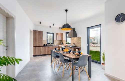 Vrznaveri House | Holiday Home Villa Isabela by Interhome