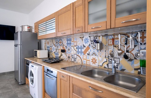 Sant'Isidoro House | Holiday Home 'Villa Gaudì - Güell' with Sea View, Wi-Fi and Air Conditioning