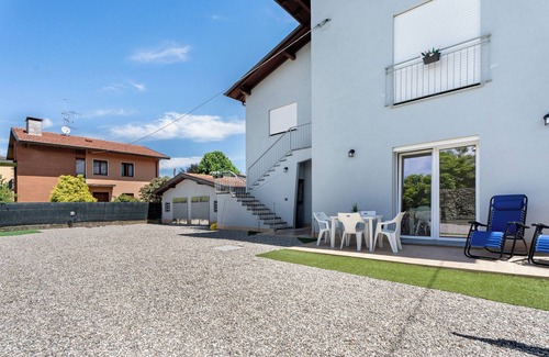 Arona House | Holiday Home 'Villa Lilia Appartamento Verde' with Shared Garden and Wi-Fi
