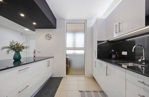 Alporchinhos House | Holiday Home 'Villa Roxana' with Sea View, Wi-Fi and Air Conditioning