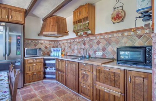 Arriate House | Holiday Home Villa Victoria with Garden, Saltwater Pool, Terrace & Wi-Fi