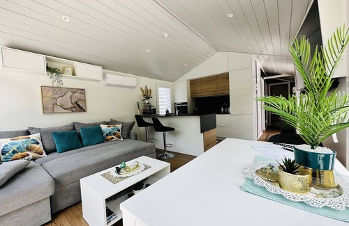 Traisen House | Holiday Home 'Voralpen Lodge - Premium' with Jacuzzi, Terrace & Wi-Fi - Adults Only