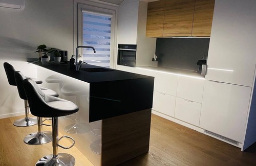 Traisen House | Holiday Home 'Voralpen Lodge - Premium' with Jacuzzi, Terrace & Wi-Fi - Adults Only