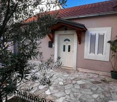 Downtown House | Holiday Home Vuksanović with private parking