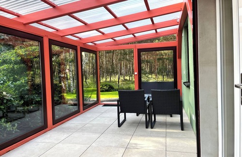 Briesensee House | Holiday Home 'Waldhaus Am See' with Private Terrace, Private Garden and Wi-Fi