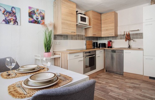 Tribsees House | Holiday Home 'Wanderpfotens Ostsee Ferienhaus' with Private Terrace, Private Garden and Wi-Fi