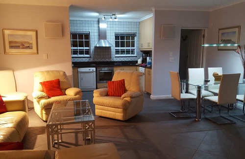 Constantia Cottage | Holiday Home with 2 Bedrooms, big Veranda, Smart-TV, fast Internet, heated Pool