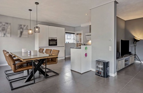 Drachten House | Holiday home with a garden and parking
