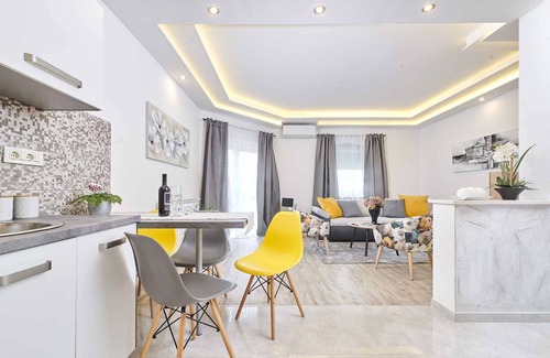 Finida House | Holiday home with air conditioning, terrace and whirlpool