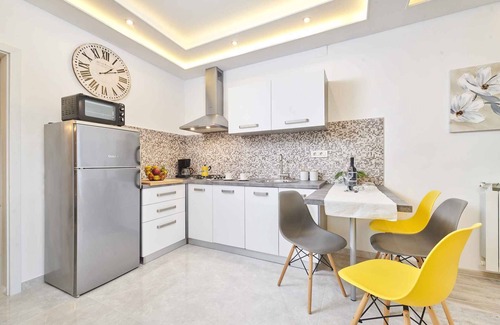 Finida House | Holiday home with air conditioning, terrace and whirlpool