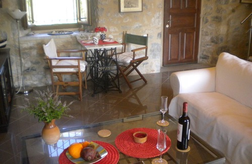 Fokiano House | Holiday Home With Garden in Leonidio
