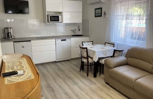 Balatonbereny House | Holiday home with washing machine and oven outside