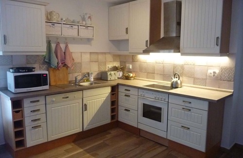 Bozanov House | Holiday home with large terrace and Wifi in beautiful surroundings