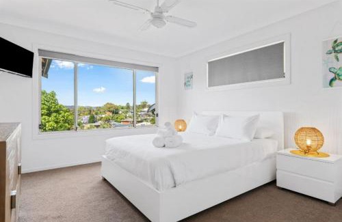 Wamberal House | Holiday Home with Ocean Views Wamberal