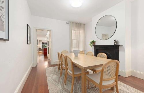 Millers Point Apartment | Holiday Home with Outdoor Area for 8 Guests