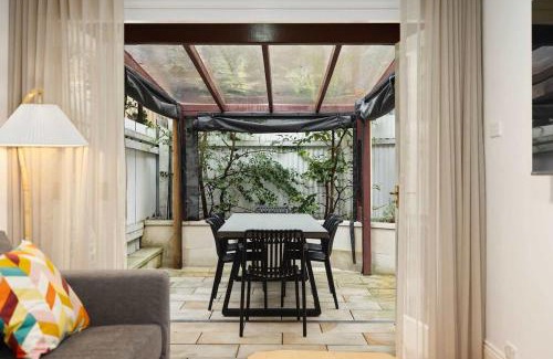 Millers Point Apartment | Holiday Home with Outdoor Area for 8 Guests